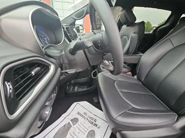 Used 2025 Black Chrysler Select image 12