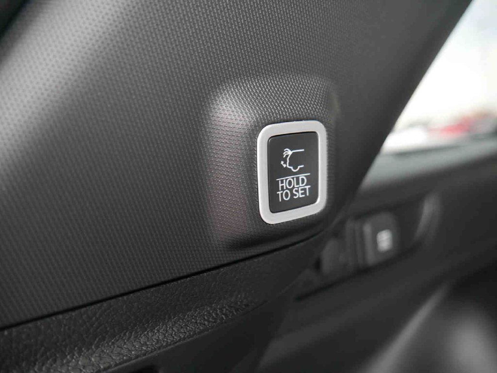 New 2026 Diamond Black Crystal Pearl-Coat Exterior Paint Jeep Laredo X image 9