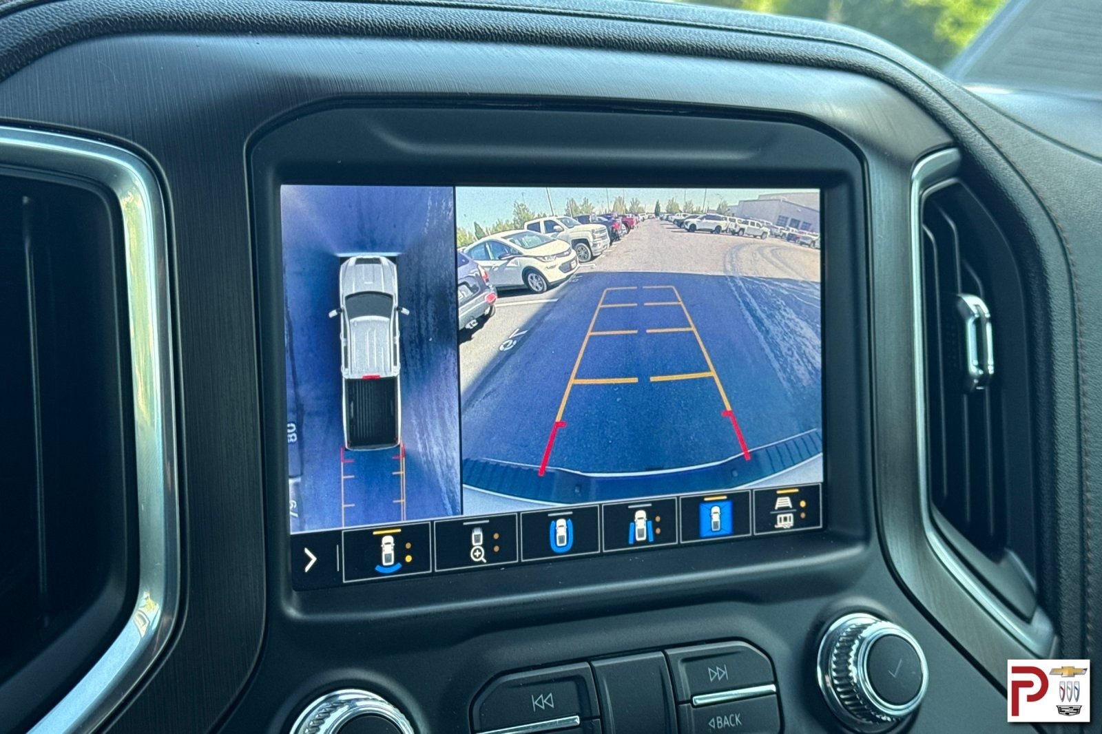 Used 2022 White GMC AT4 image 22