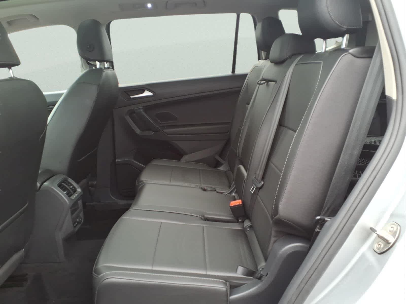 Used 2019 Pyrite Silver Metallic Volkswagen SE image 29