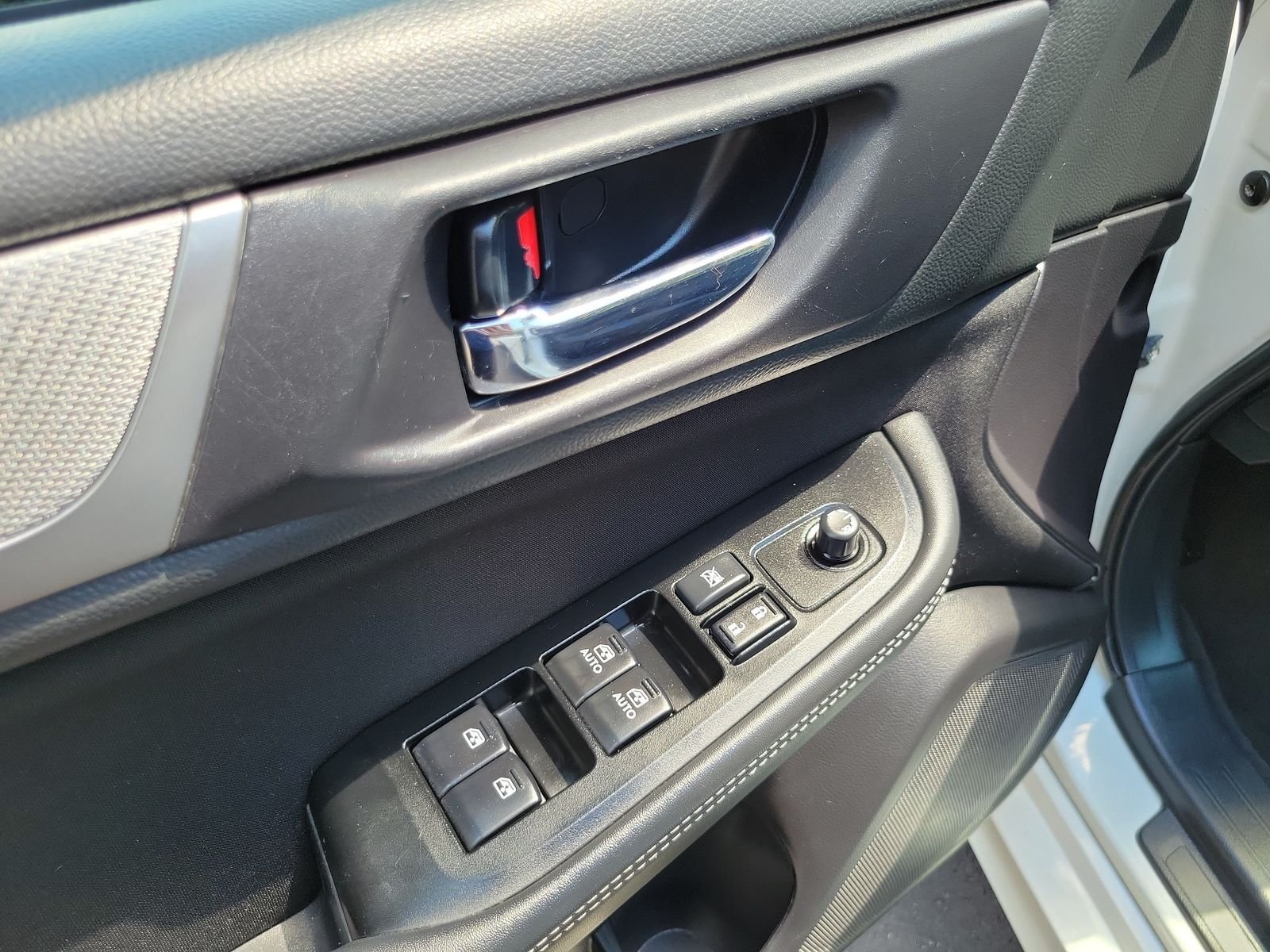 Used 2018 White Subaru 2.5i image 8