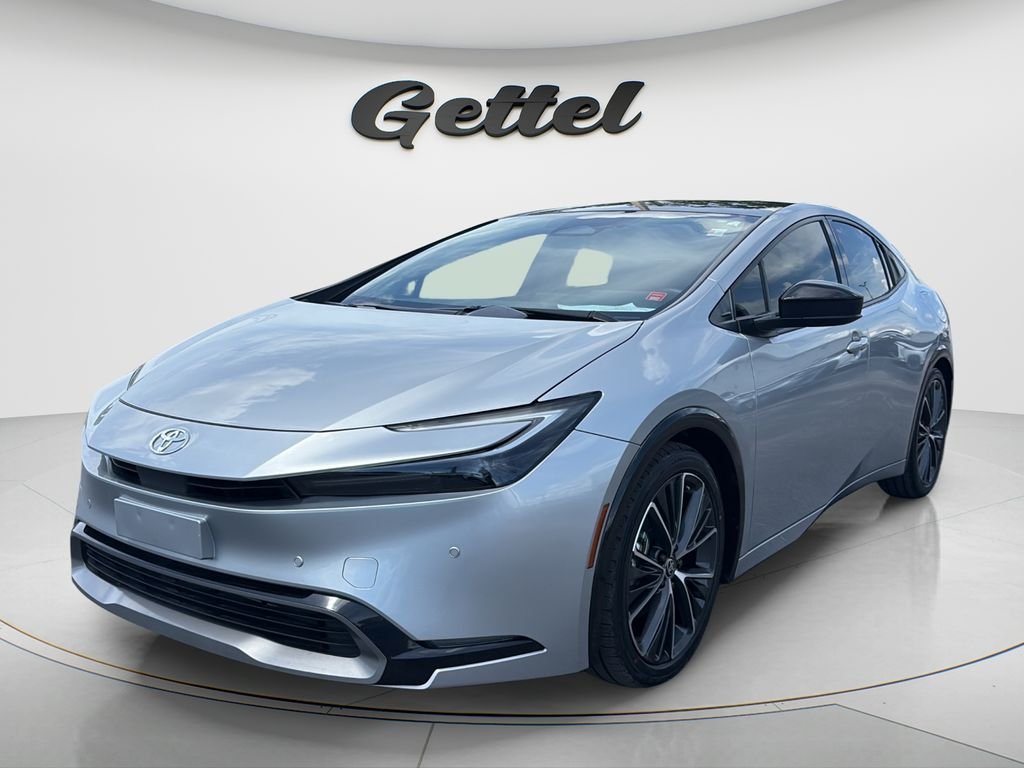 Used 2024  Toyota XLE image 1