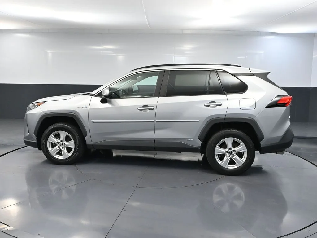 Used 2019 Silver Toyota LE image 10