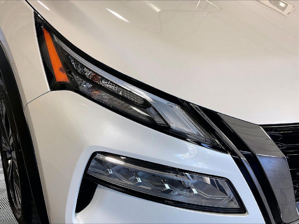 Used 2023 White Nissan SV image 31