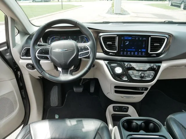Used 2017 Silver Chrysler Premium image 24