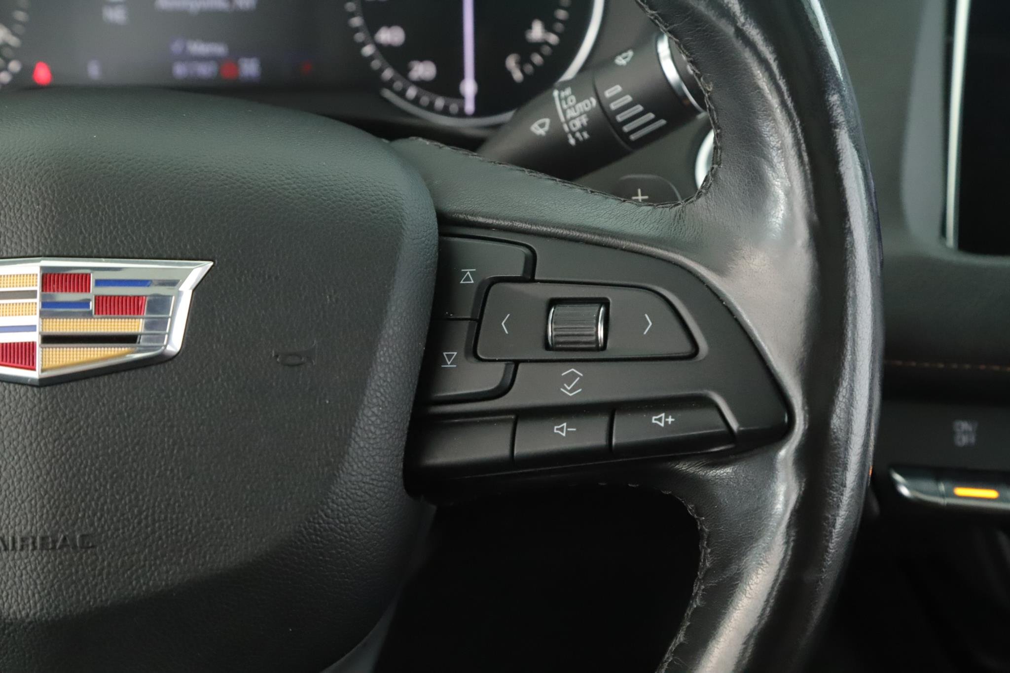 Used 2019 Crystal White Tricoat Cadillac Premium Luxury AWD image 8