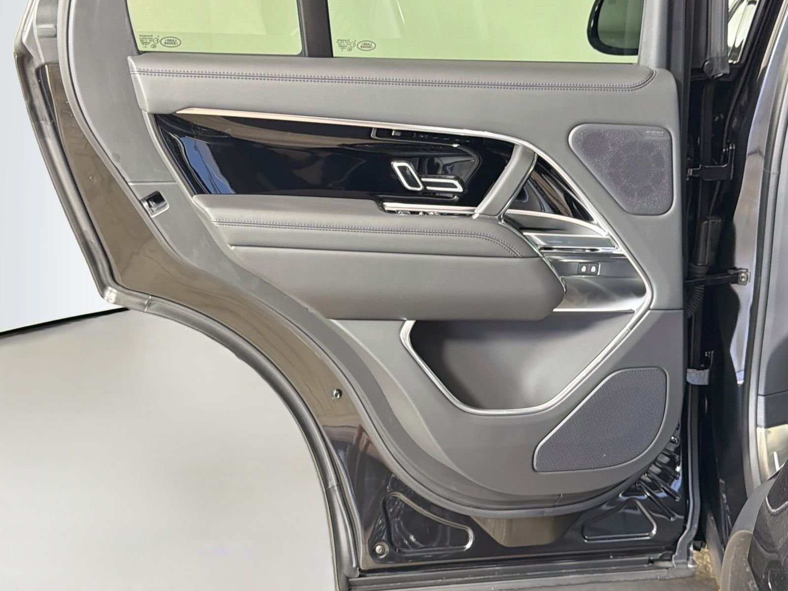New 2026 Santorini Black Land Rover SE image 26