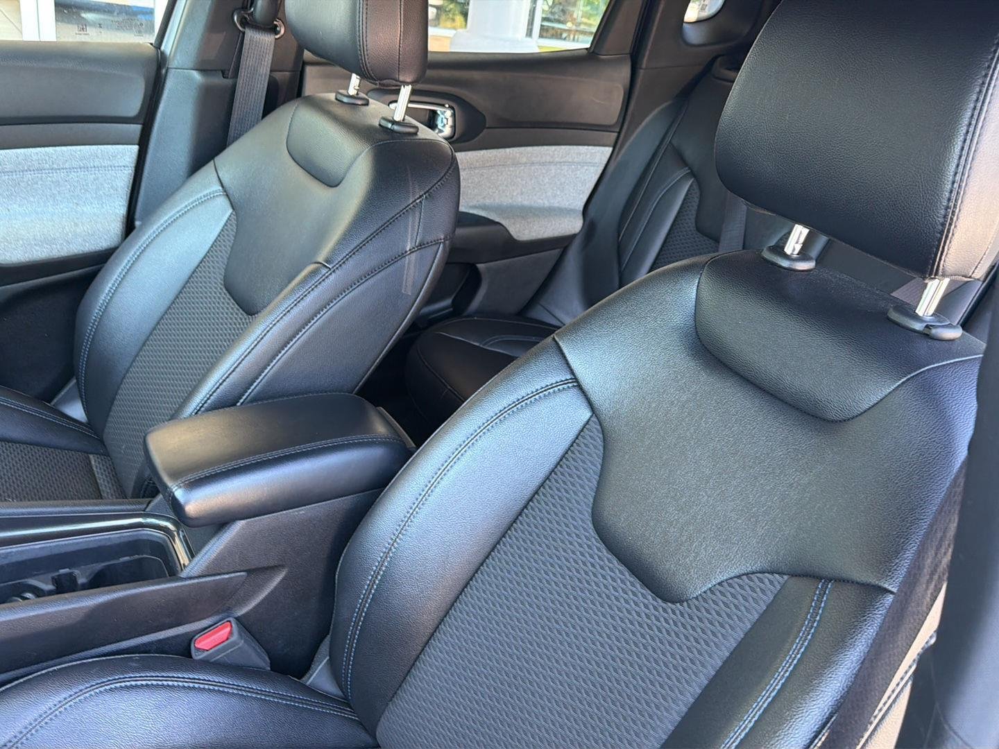 Used 2024  Jeep Latitude image 27