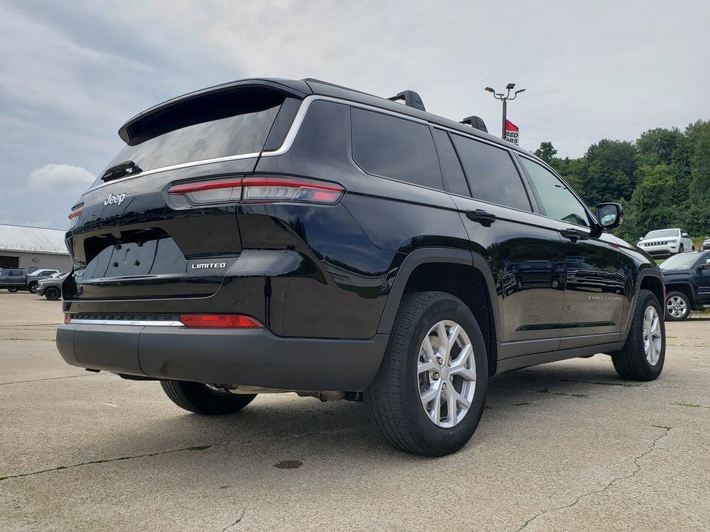 Used 2022 Diamond Black Crystal Pearlcoat Jeep Limited image 3