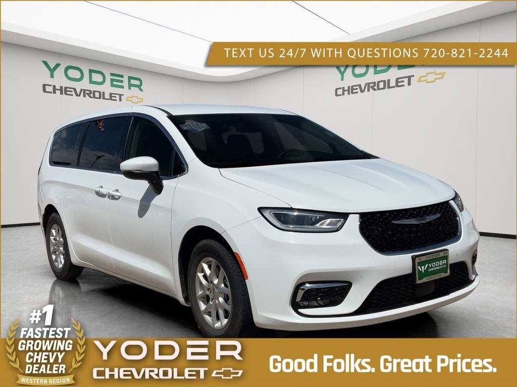 2023 Chrysler Pacifica Touring L's photo