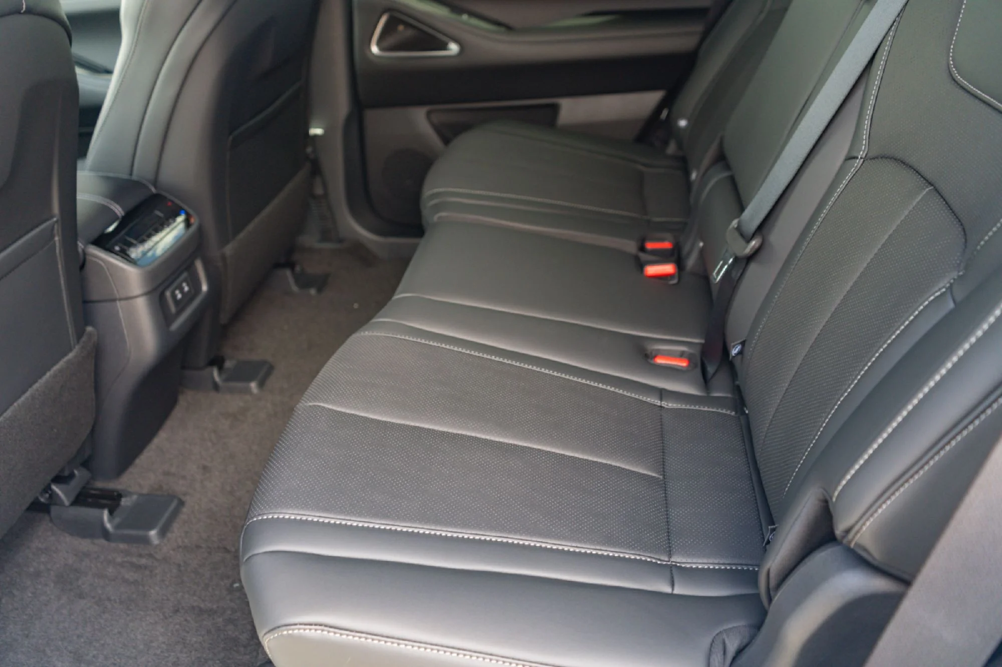 New 2027 2T RAD WHT INFINITI Sport AWD image 23