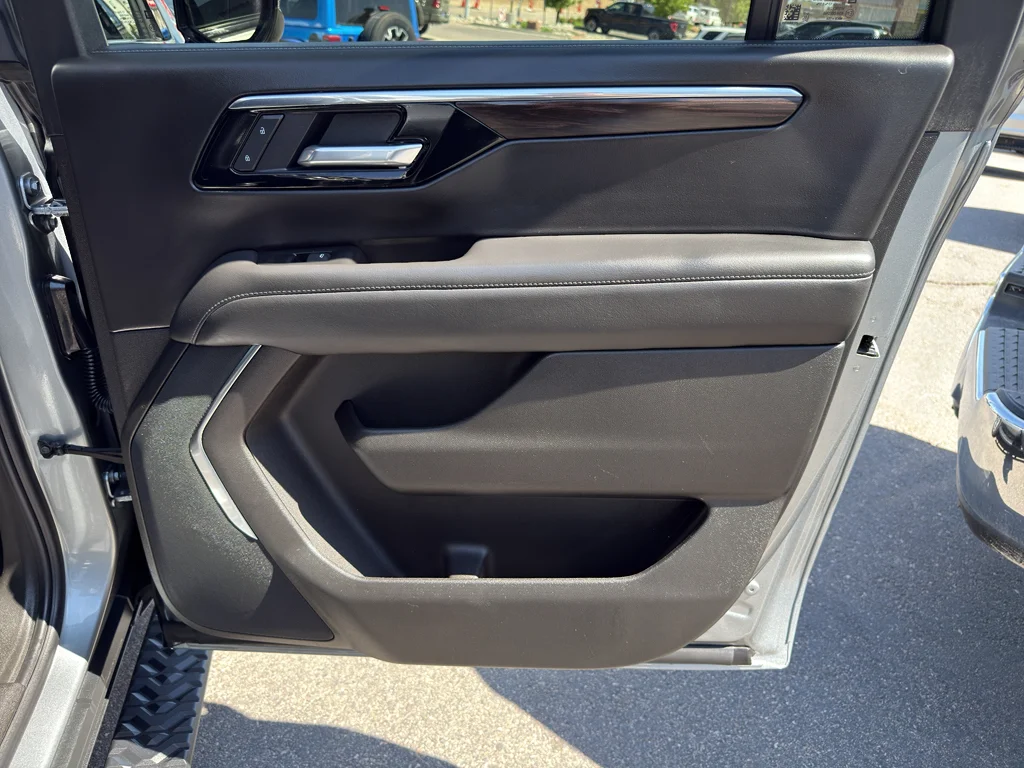 Used 2025 Gray Chevrolet Z71 image 10