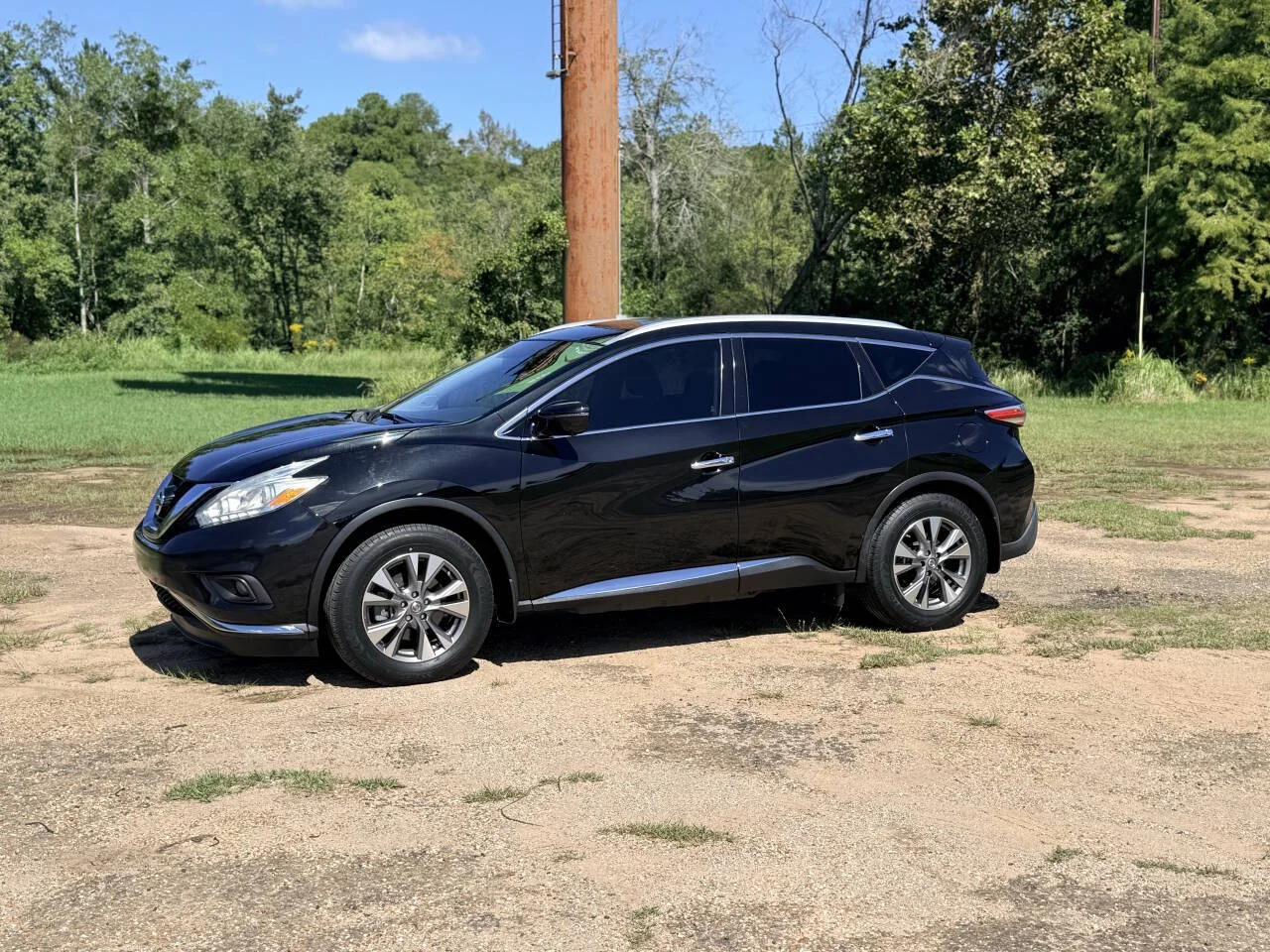 Used 2016 Black Nissan SL 4dr SUV image 1