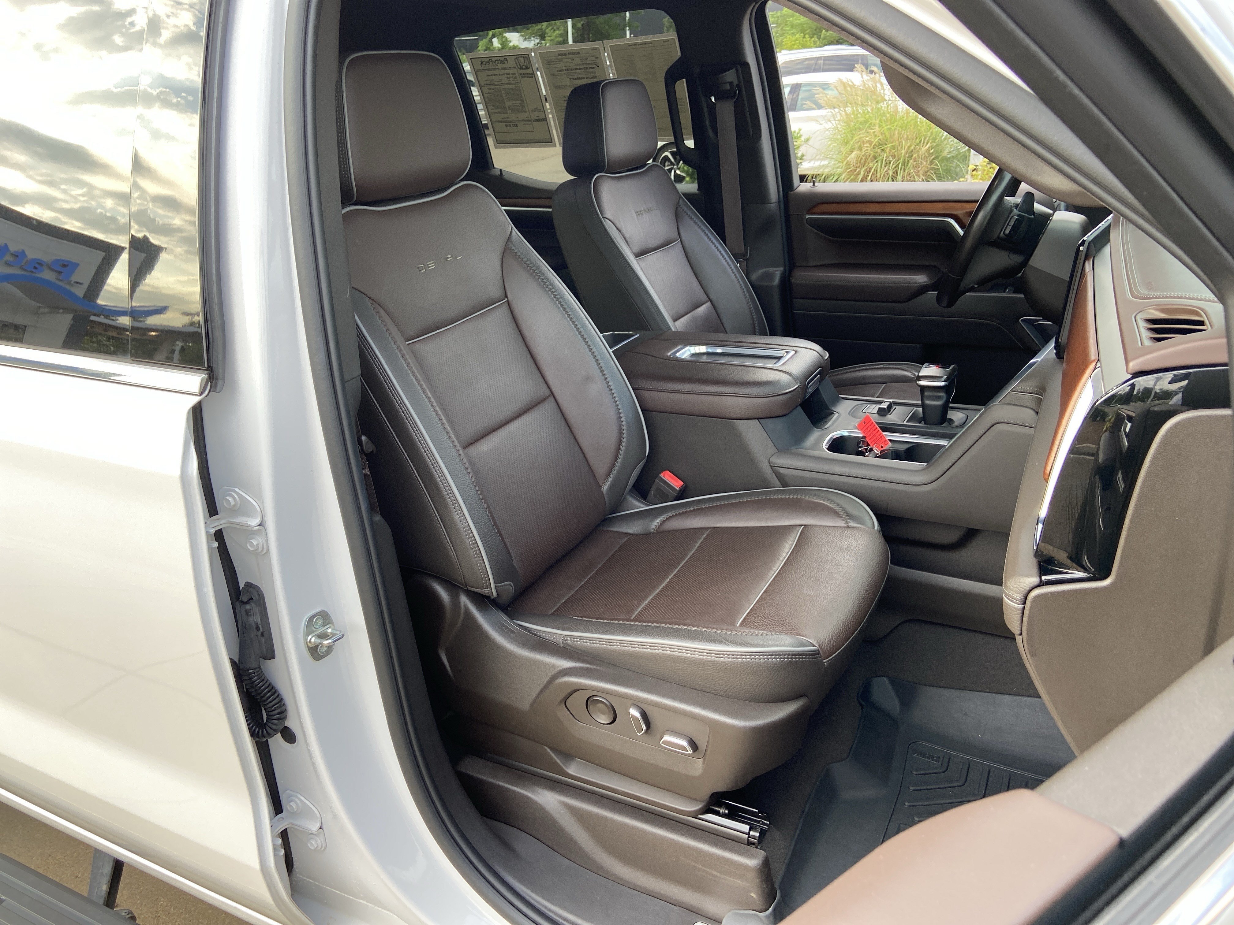 Used 2022 White Frost Tricoat GMC Denali image 20