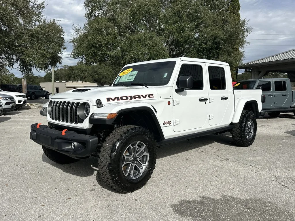 New 2026 Bright White Clear-Coat Exterior Paint Jeep Mojave X image 2