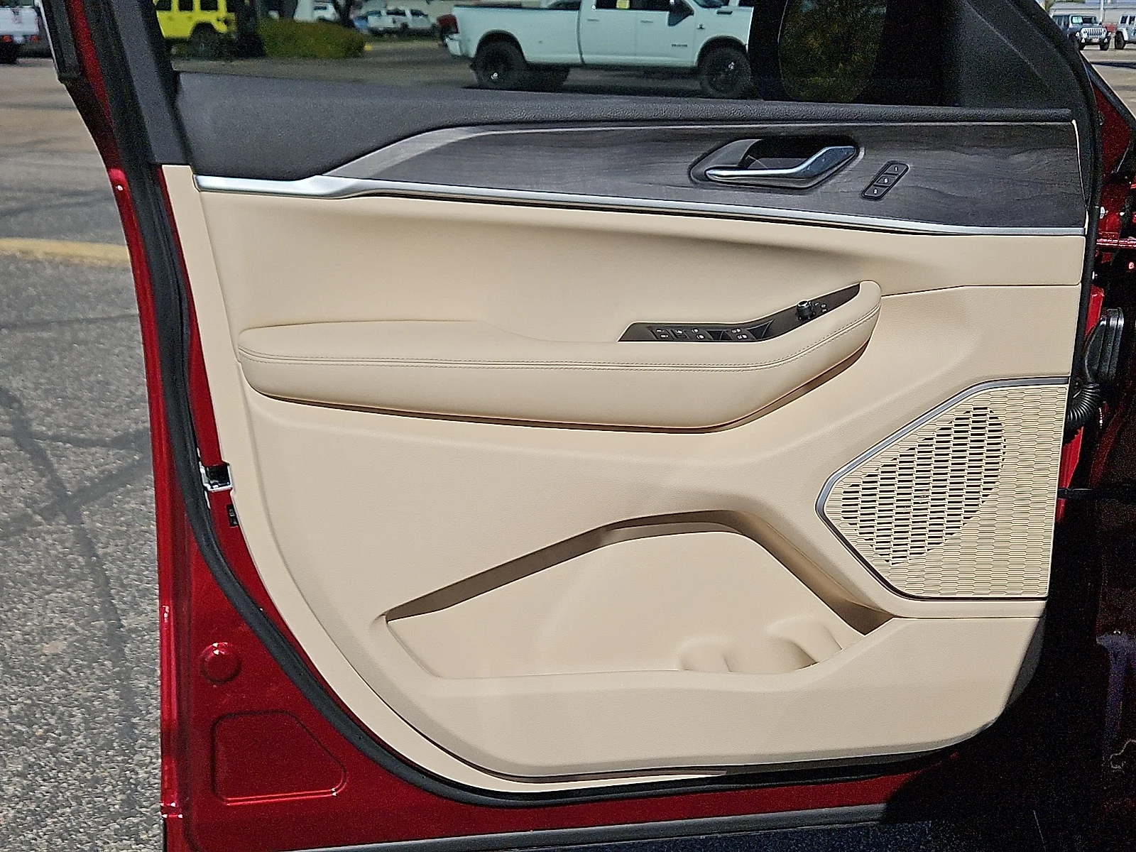 New 2025 Velvet Red Pearlcoat Jeep L LIMITED 4X4 image 14
