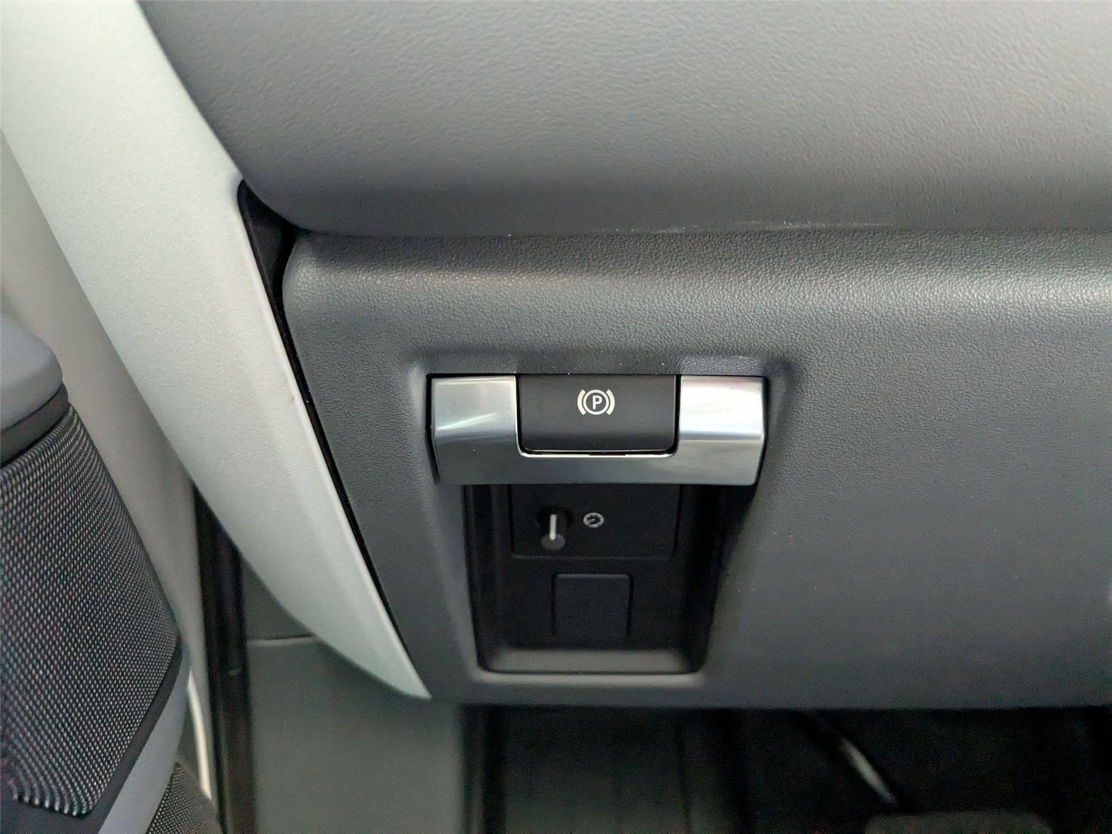 Used 2025 Fuji White Land Rover X-Dynamic SE image 16