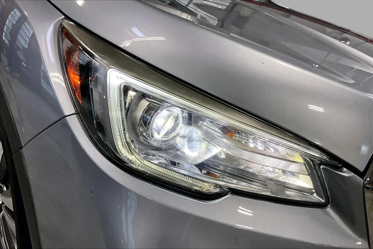 Used 2019 Ice Silver Metallic Subaru Limited image 26