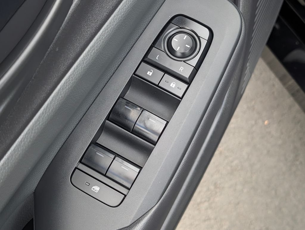 2024 Toyota Prius LE - Photo 18