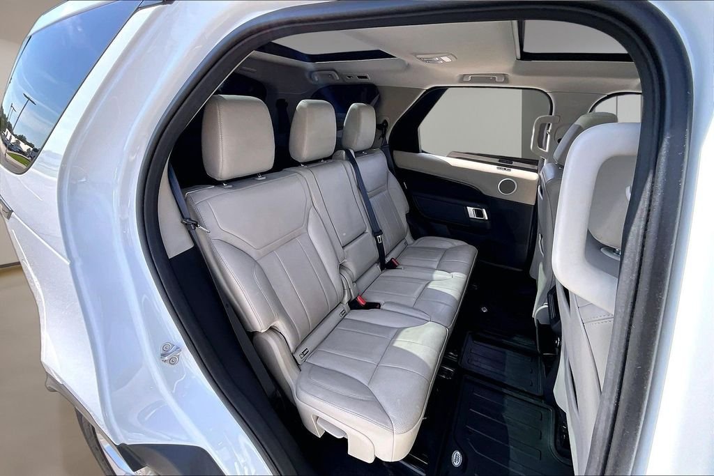Used 2018 White Land Rover SE image 29