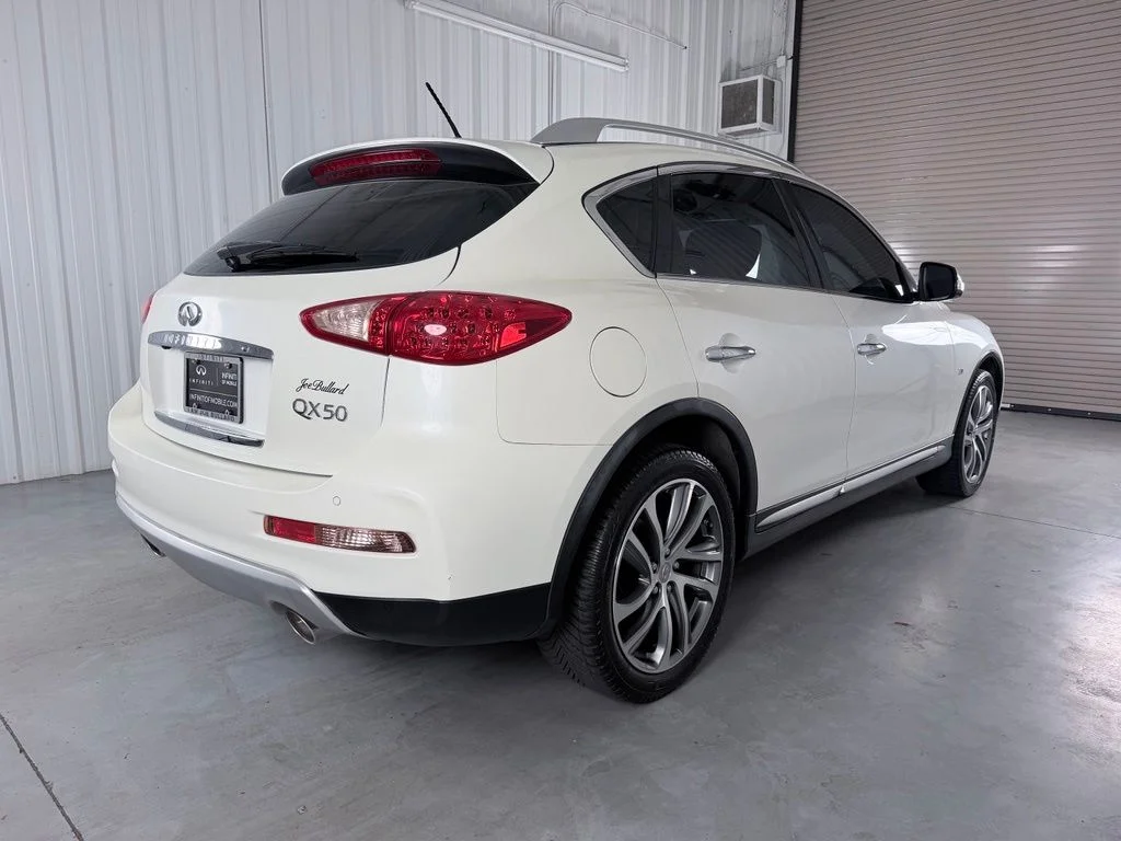 Used 2017 White INFINITI Base image 5