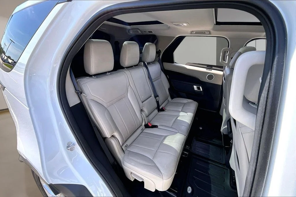 Used 2018 White Land Rover SE image 29