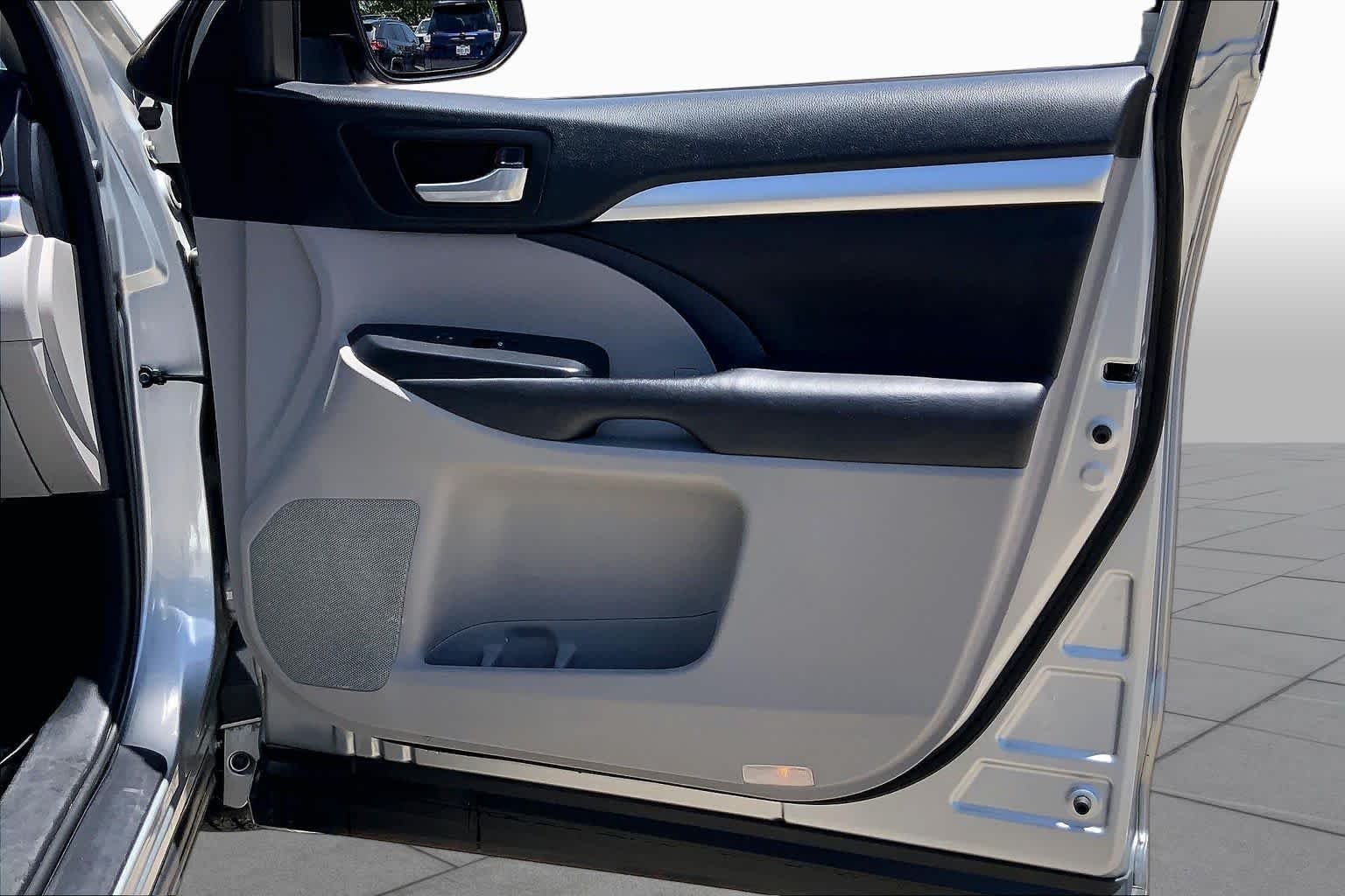 Used 2018 Celestial Silver Metallic Toyota XLE image 23
