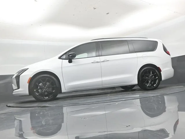 New 2027 Bright White Clear-Coat Exterior Paint Chrysler Limited image 44