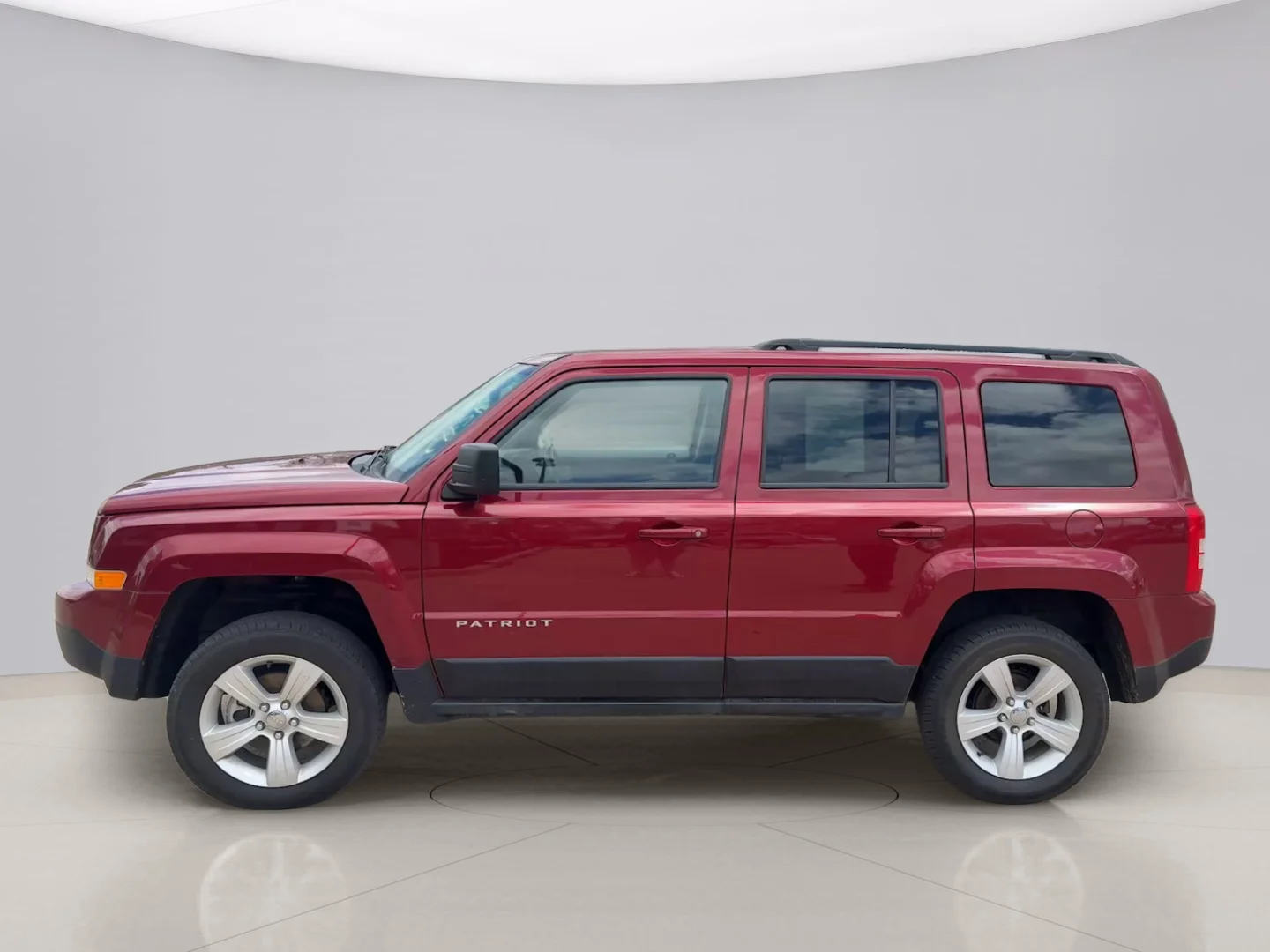 Used 2017 Red Jeep LATITUDE image 3