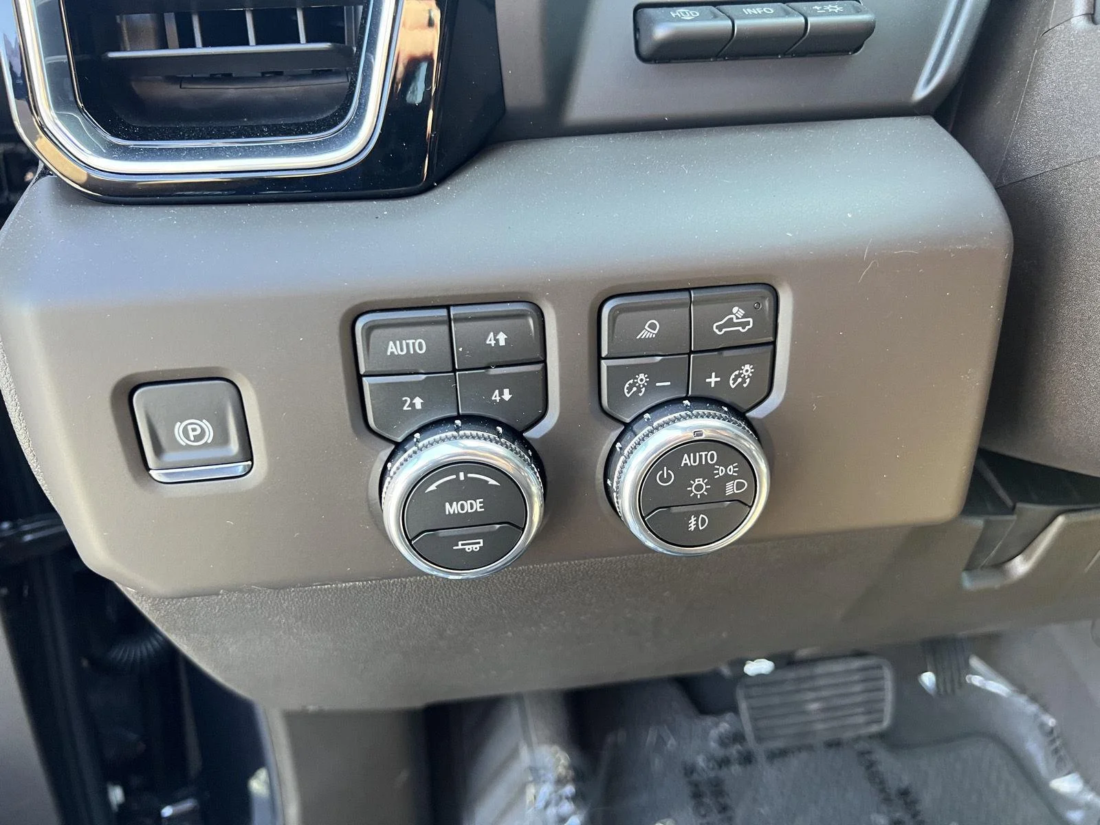 2026 GMC Sierra 3500HD Denali - Photo 18