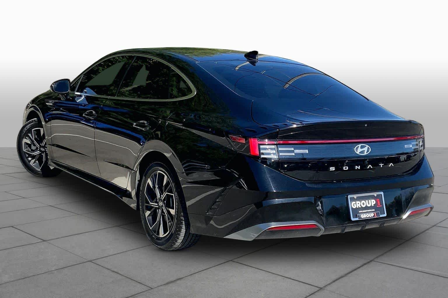 Used 2024 Onyx Black Hyundai SEL image 11