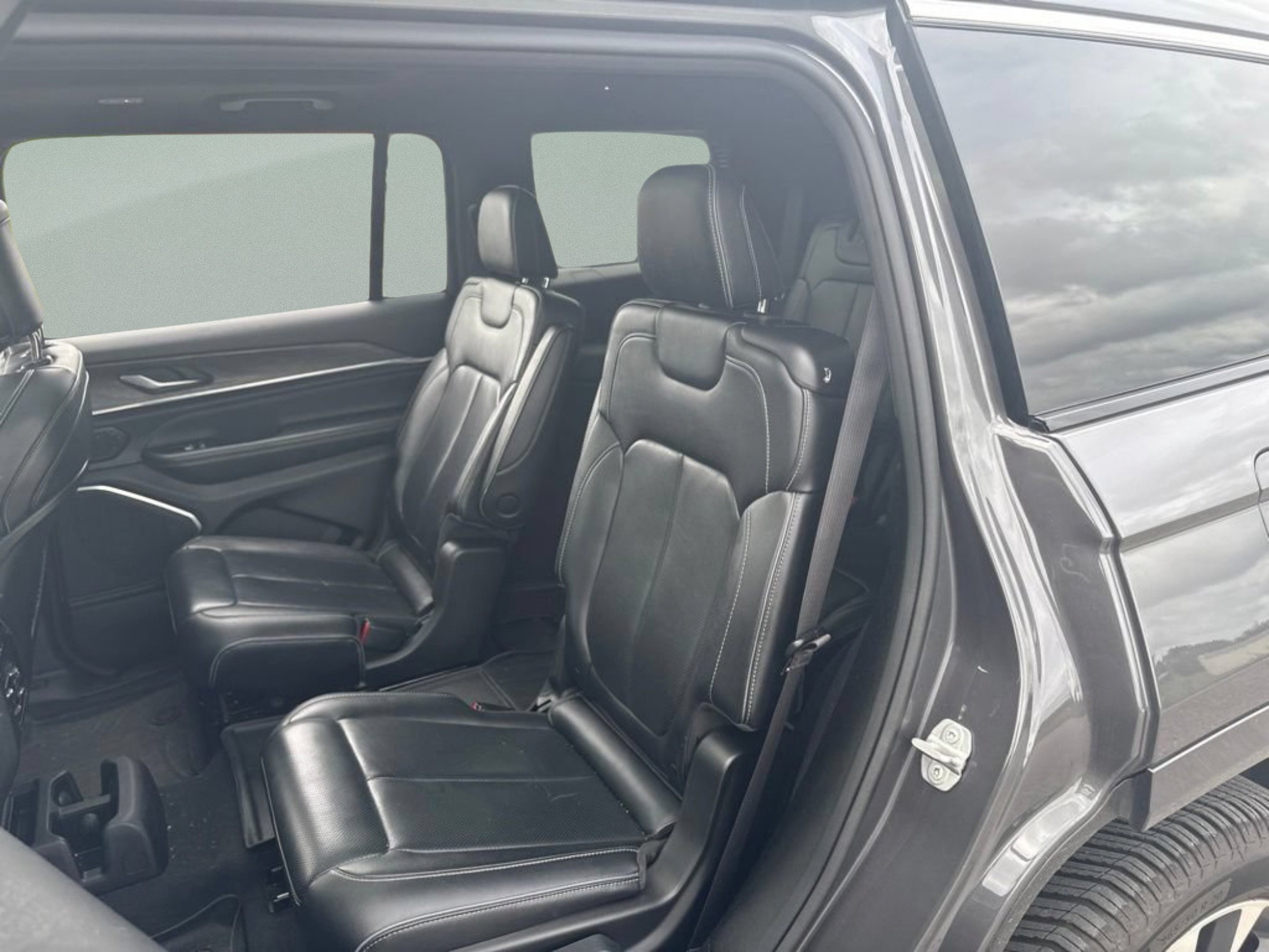 Used 2023 Baltic Gray Metallic Clearcoat Jeep Overland image 25