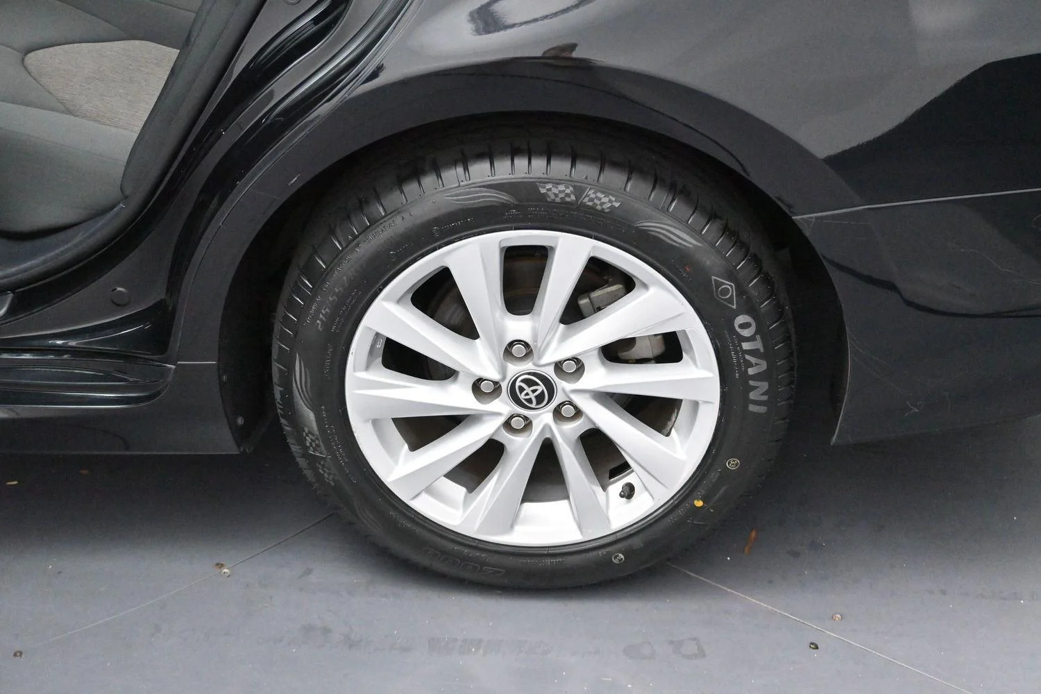 Used 2022 Midnight Black Metallic Toyota LE image 28