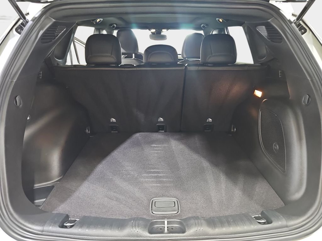 Used 2024 White Jeep Latitude image 14