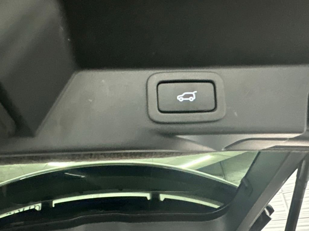 Used 2018 White Land Rover Supercharged image 29