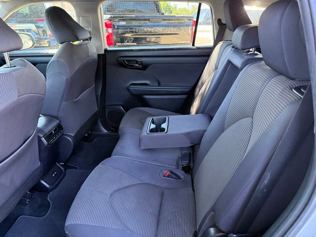 2022 Toyota Highlander LE - Photo 13