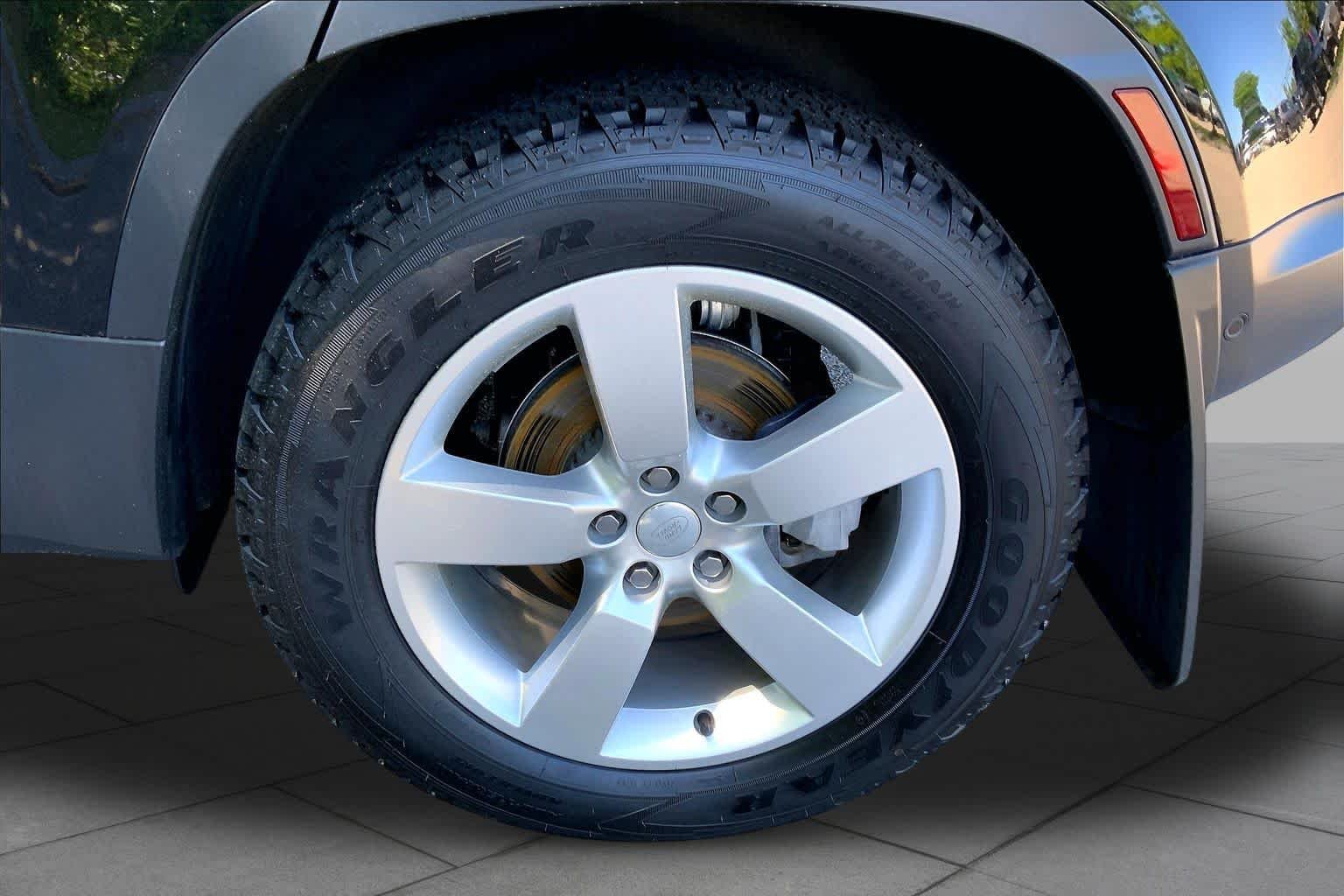 Used 2025 Santorini Black Metallic Land Rover S image 10