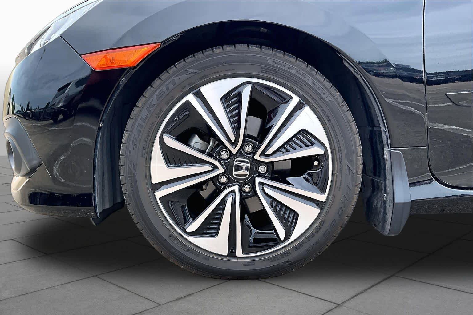 Used 2018 Crystal Black Pearl Honda EX-L image 10