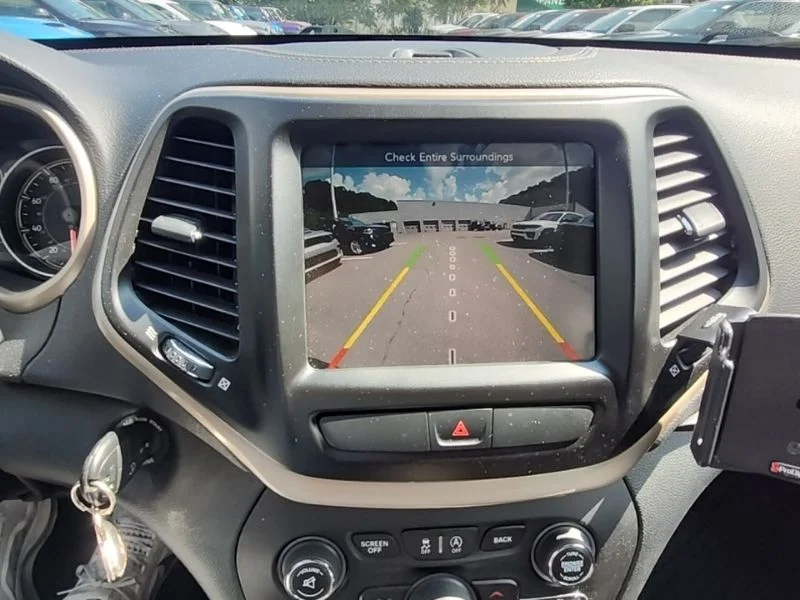Used 2016 Silver Jeep Latitude image 9