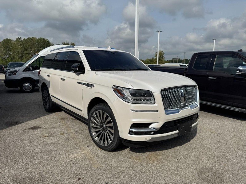 Used 2019 Ceramic Pearl Metallic Tri-Coat Lincoln Reserve 4x4 image 2