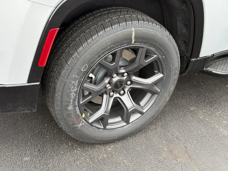 New 2026 Silver-Zynith Exterior Paint Jeep Limited Altitude image 4