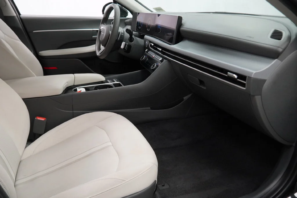 Used 2025 Abyss Black Hyundai SEL image 42