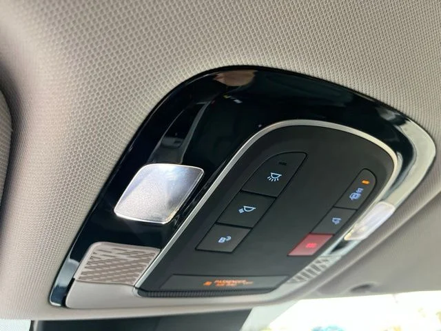 Used 2025 White Hyundai SEL image 32