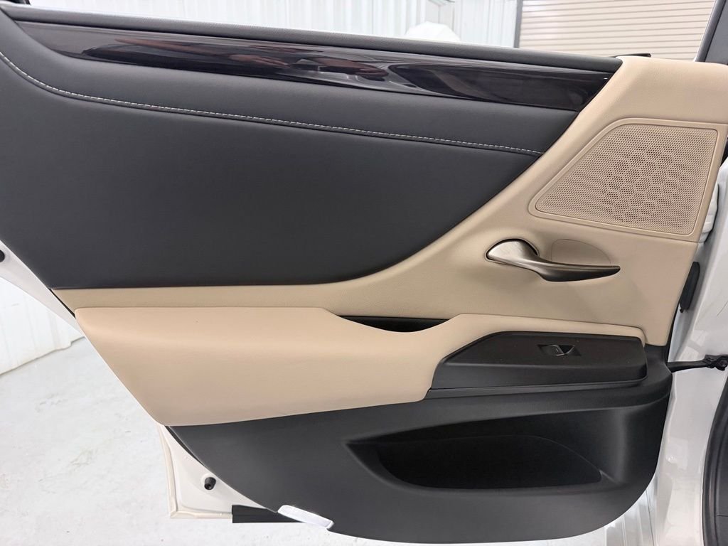 Used 2021 White Lexus 350 image 33