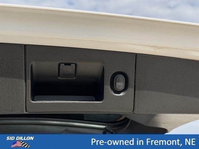 Used 2018 White Frost Tricoat GMC SLT image 7