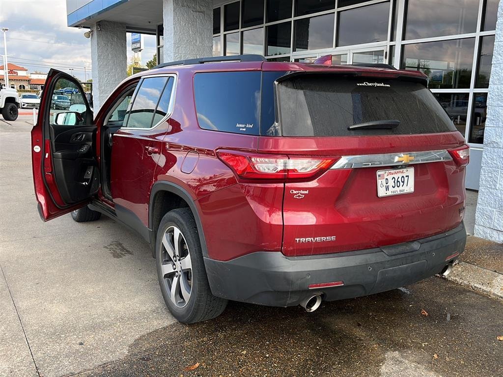 2021 Chevrolet Traverse Leather photo 2