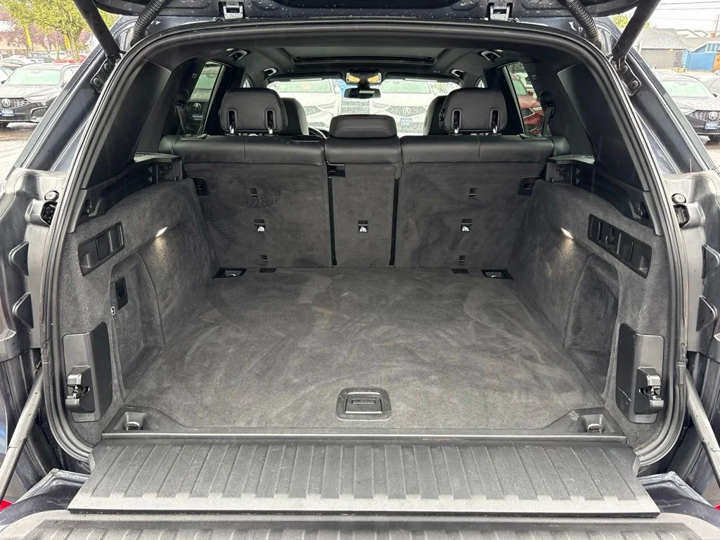 Used 2019 Gray BMW xDrive40i image 30