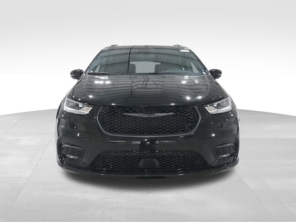 New 2026 Diamond Black Crystal Pearl-Coat Exterior Paint Chrysler Select image 3