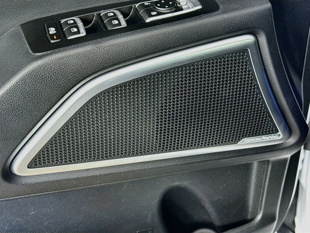 Used 2022 White Kia SX image 19