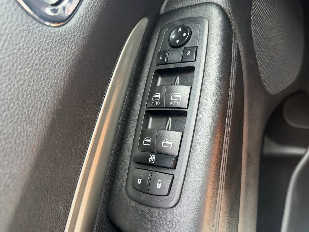 Used 2014 Black Dodge SXT image 34